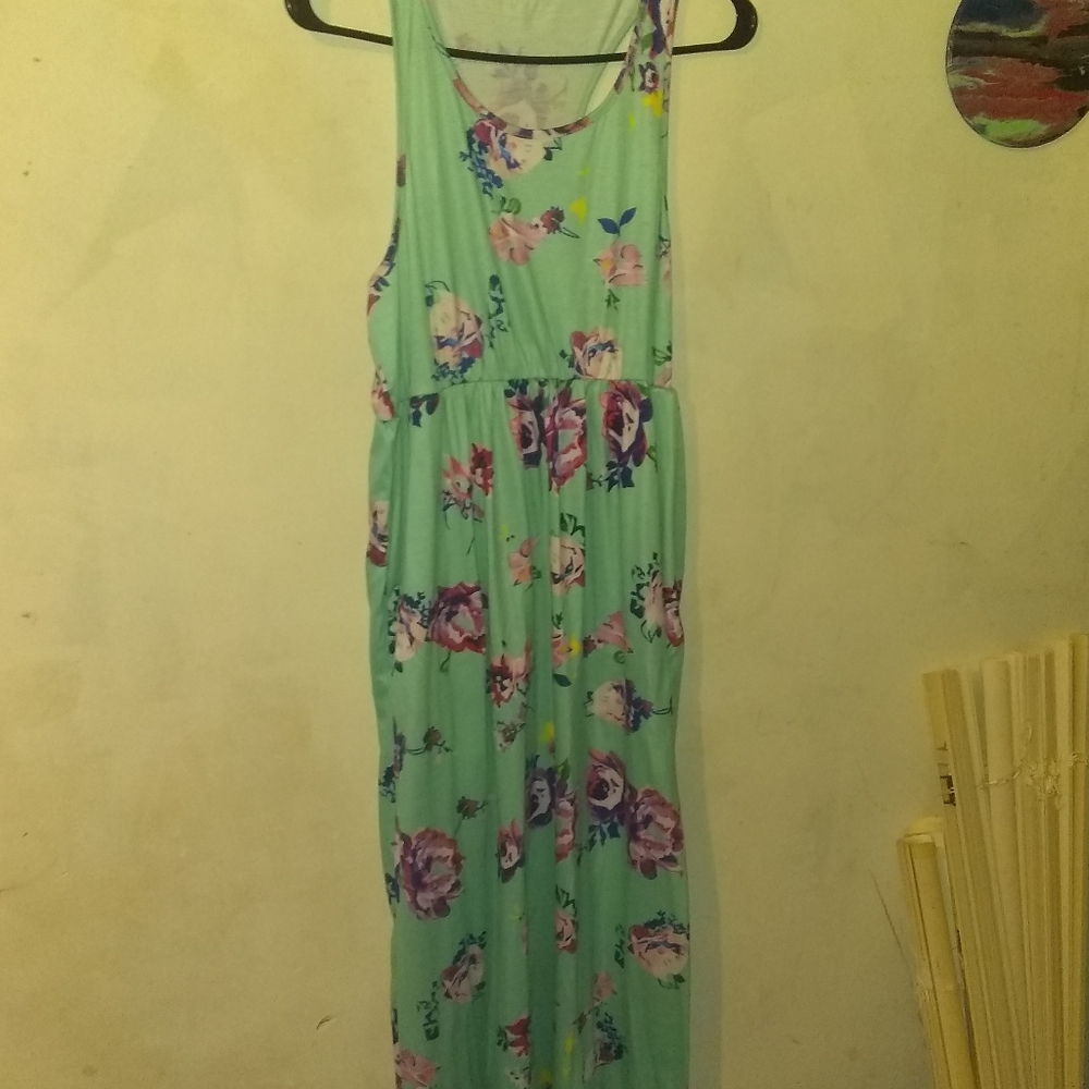 Dresses - Picture 8 of 9